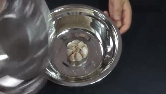 剥大蒜怎么才能快速剥出薄膜,剥完整大蒜皮妙招视频