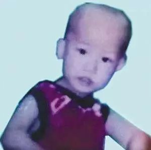 死刑！入室抢孩子的人贩子判了！这个嫌犯仍在逃……