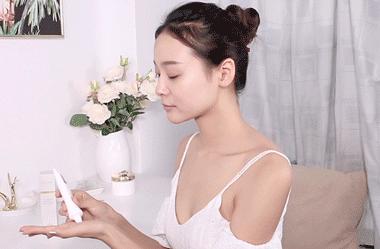 脖子长纹的女人,中年妇女脖子有几圈纹是怎么来的