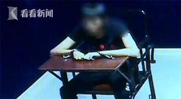 又蠢又坏！喂食土狗毒饵料后盗走贩卖嫌疑人自己还吃了点……