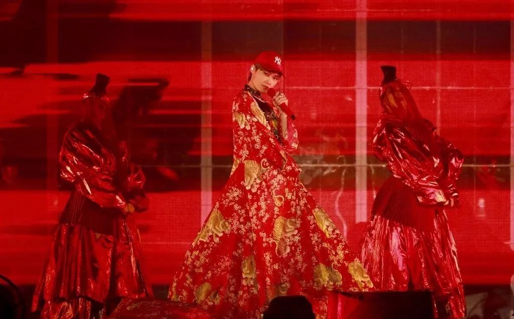 李宇春易烊千玺演绎时代感,易烊千玺穿中国红