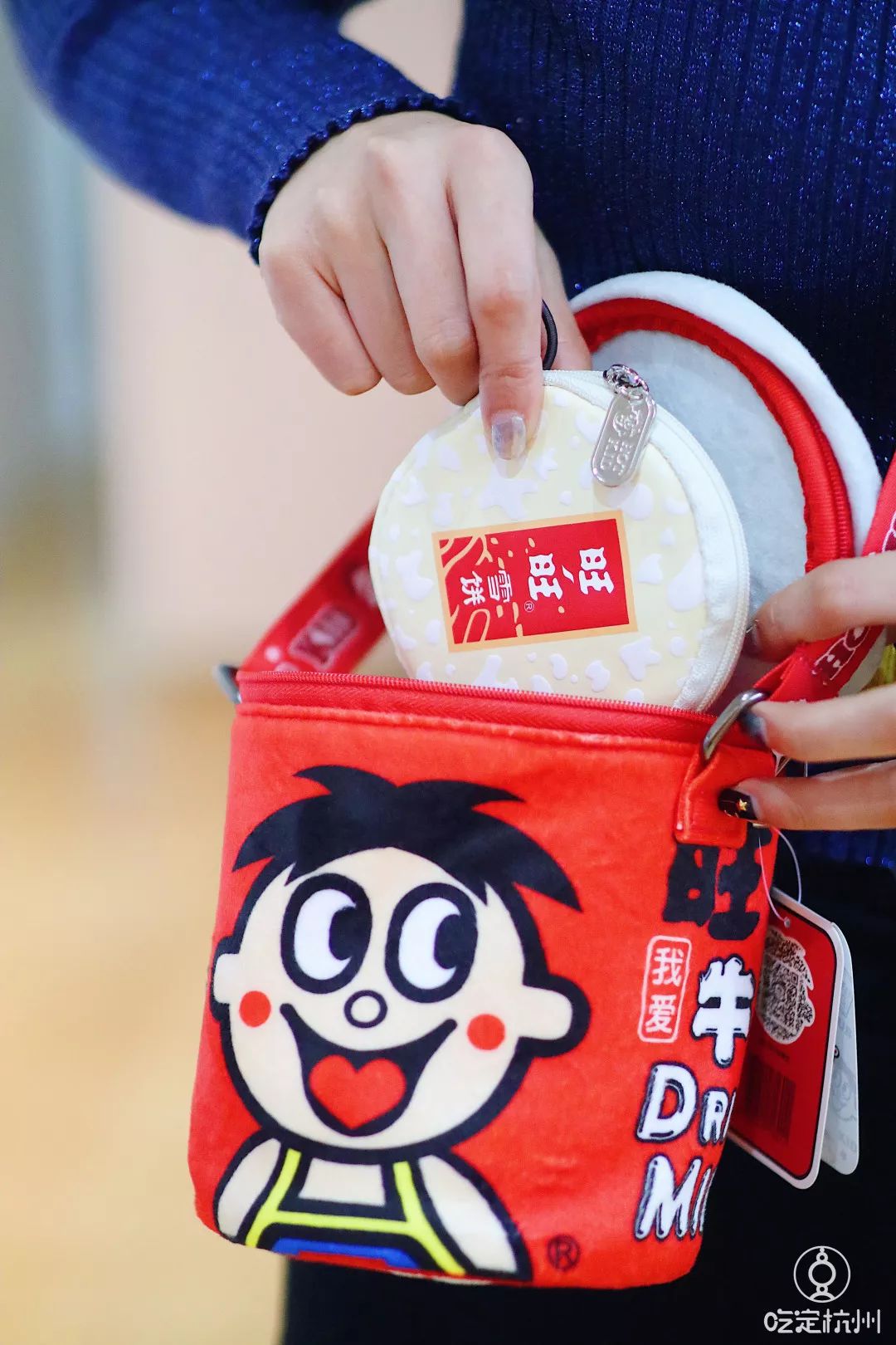 一个杯子100元,一个杯子100块钱