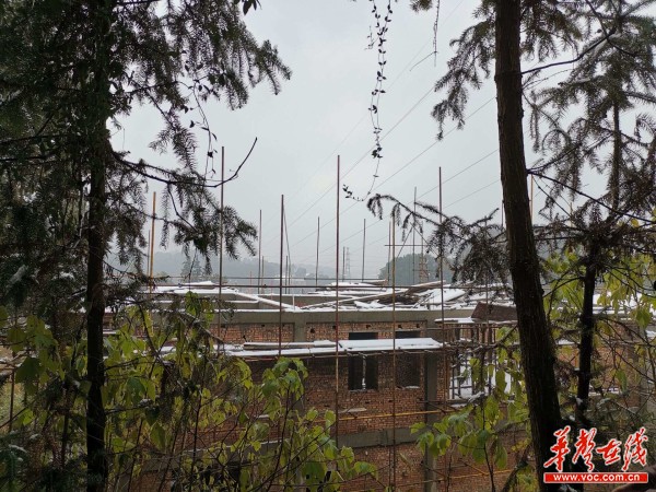 高压线附近容易烧坏电器,工人在施工时遇到高压线被电死