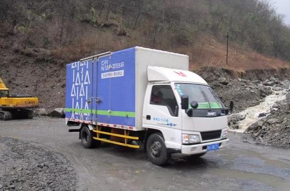 她开网店带乡亲脱贫,她在网上卖手工艺品致富