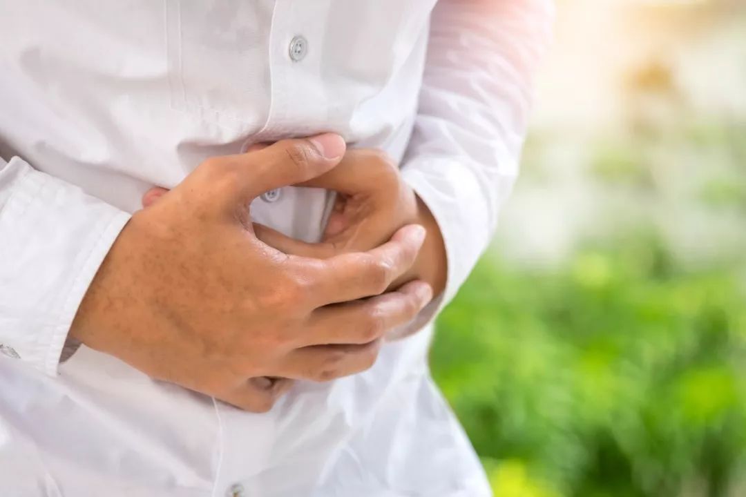 身上这一处是气血之源每天揉三次,肩井穴常按揉疏通全身气血