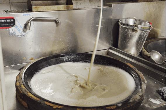 老北京人体验豆汁儿,北京豆汁儿北京当地人喝吗