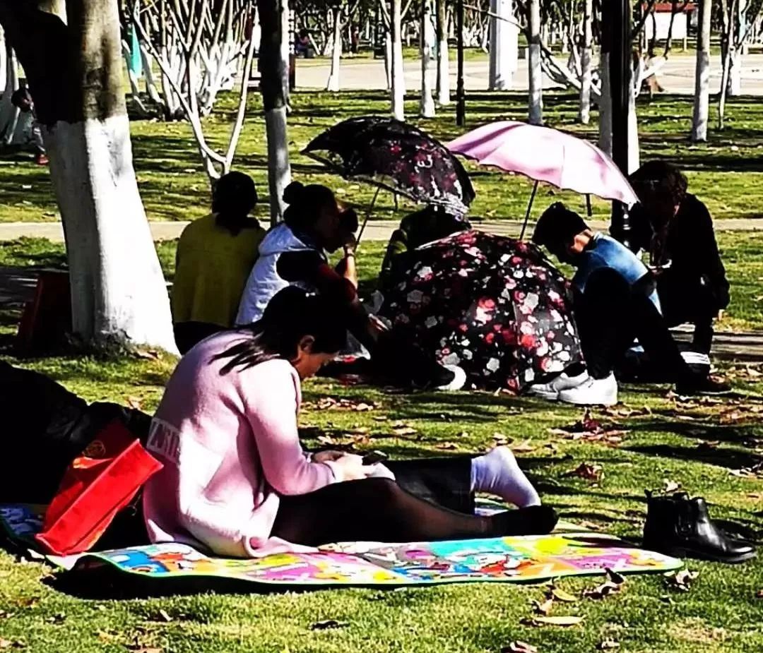 肩上挑着担子，脚下骑着电动车，晃晃悠悠的沿街叫卖，差点擦到车！