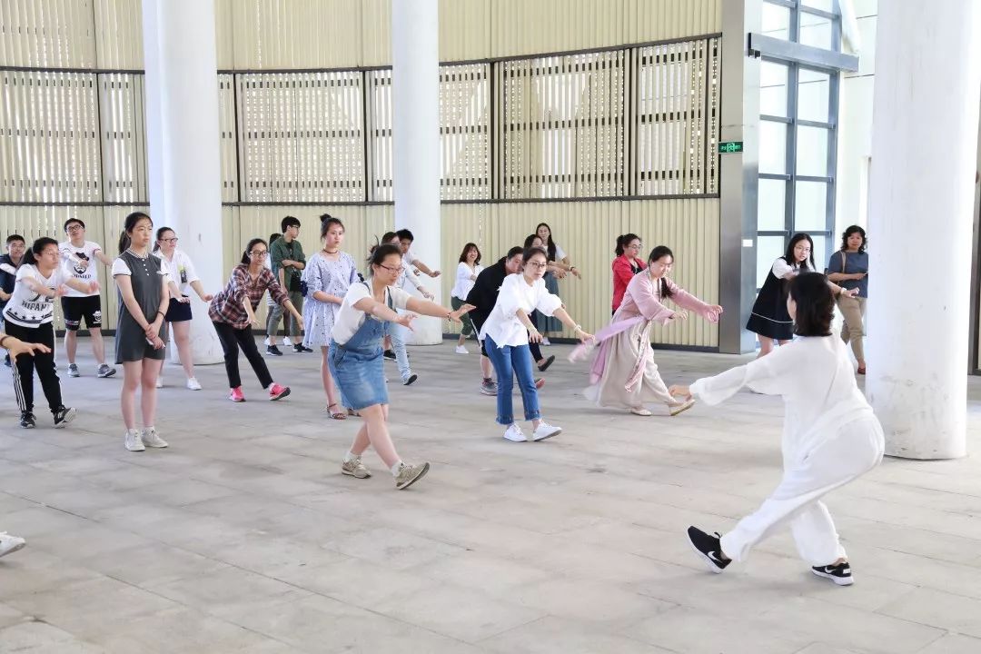 在学生心里播下一颗中医药的种子上海中医药大学中医药实践工作站