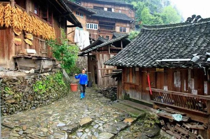 黔东南+黔西南经典八日游—昆明—马岭河峡谷—万峰林—黄果树瀑布—荔波小七孔—千户苗寨—镇远古镇—梵净山—石阡温泉