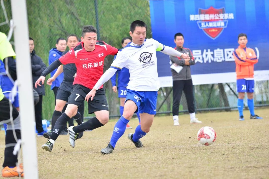 警界雄鹰绿茵翱翔，铁血男儿赛场争霸！