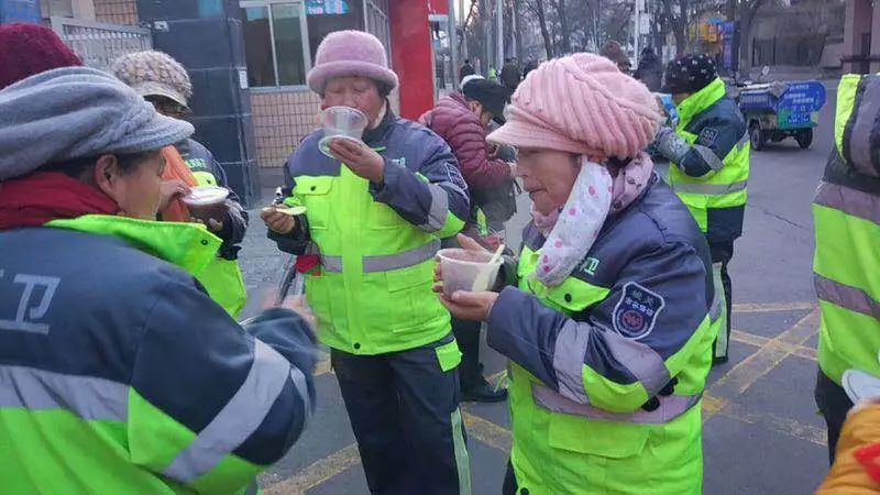 昨天，兰州大街小巷都飘散着腊八粥味道，传递着一份份爱心……