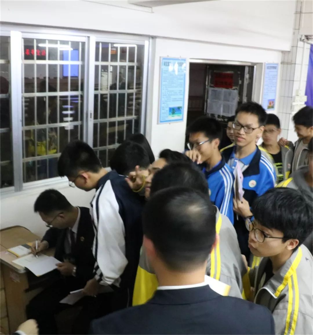 2019年首场法治课｜万水千山总是情，茂名“麻辣教师”下基层讲课