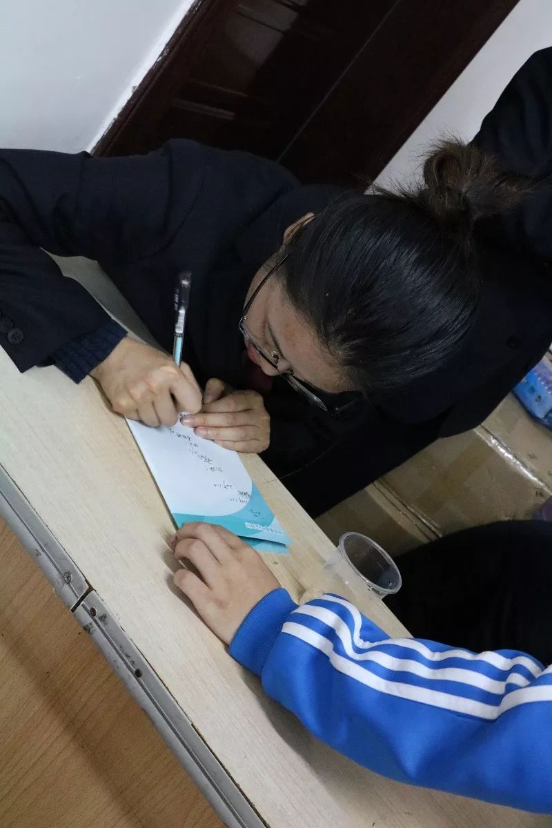 2019年首场法治课｜万水千山总是情，茂名“麻辣教师”下基层讲课