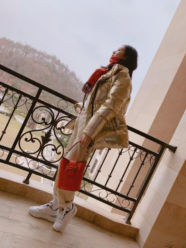 江疏影示范理想女友穿搭，银色羽绒服配灯芯绒裤，舒适又保暖！