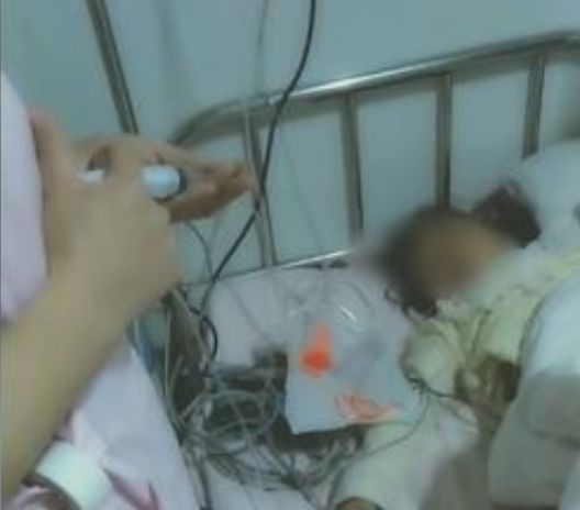 愤怒！8岁女孩在校被两名男生打致*体下**出血！官方通报：校长、副校长免职