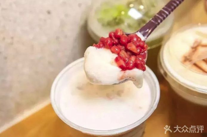 冷得不敢喝坝坝茶，只想捧一杯热奶茶在手心里！