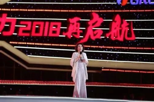 65岁董明珠成功连任格力董事：继续分红，拿了买格力手机！也想退休，但要考虑企业发展