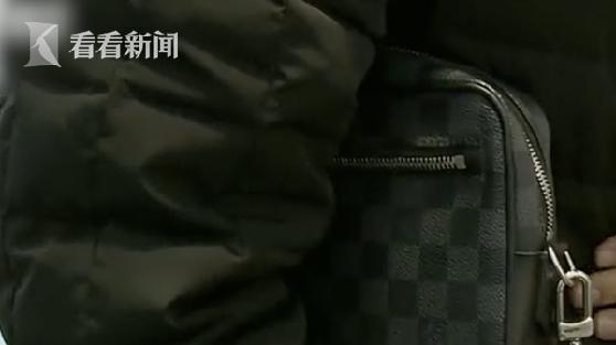 男子购买lv包,一男子买lv鞋子掉色