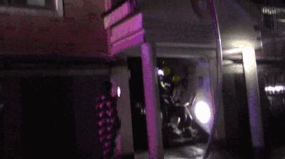 火场救出5人,火场逃生弯腰迅速从安全通道逃离