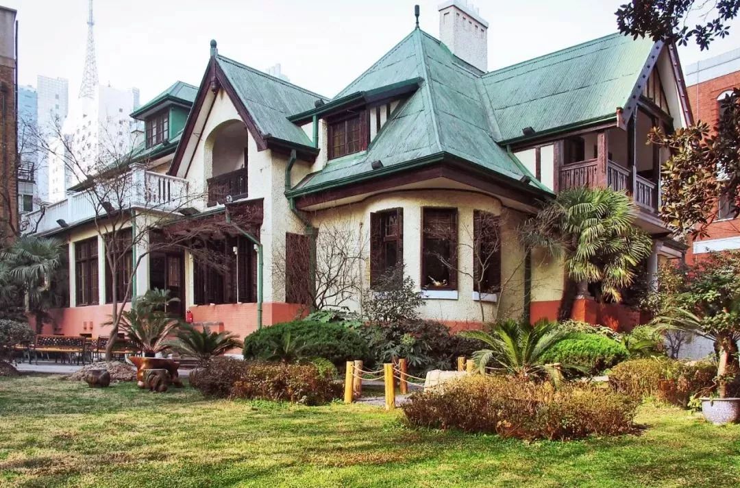 上海滩市中心，竟然藏着一条有洋房故居有老字号有咖啡店有酒吧的网红老马路