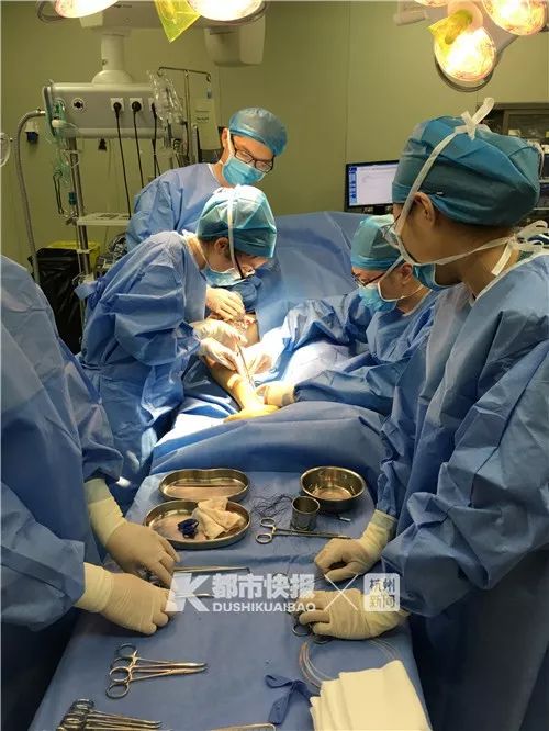 杭州大妈腿部突然喷血！得了这种病，热水泡脚越泡越危险