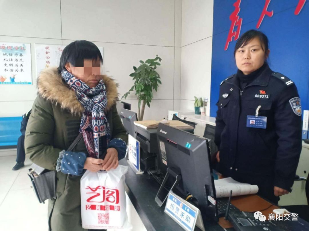 群众拾金不昧交警物归原主,拾金不昧扬正气民警接力寻失主