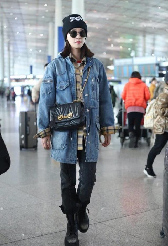蓝盈莹很飒,蓝盈莹这次现身机场身穿毛领夹克