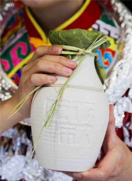 上桌、放火、砸罐罐……在长沙，吃饭皇帝大凭什么超“火”？文末狂砸现金券！