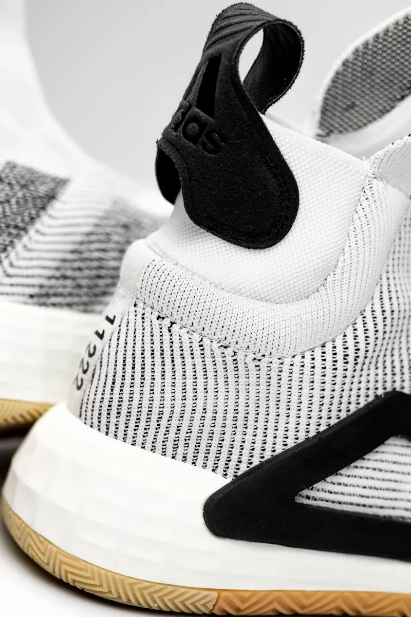 新款adidas休闲鞋,adidas最新推出的超轻跑鞋