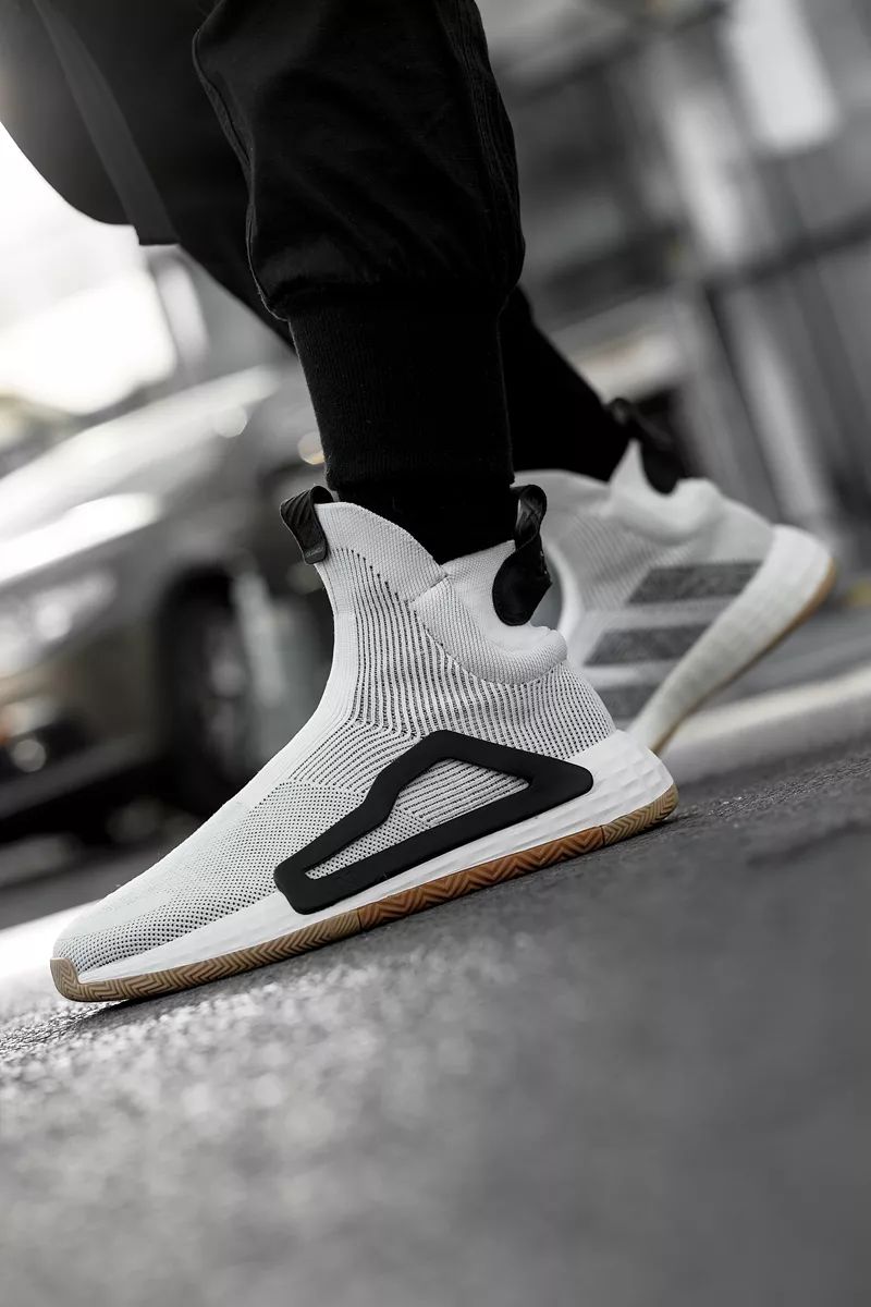 新款adidas休闲鞋,adidas最新推出的超轻跑鞋