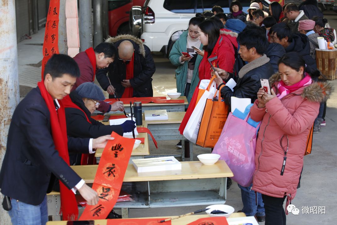 春节已到贴上春联吃上年夜饭,过年为什么要添春联吃年夜饭