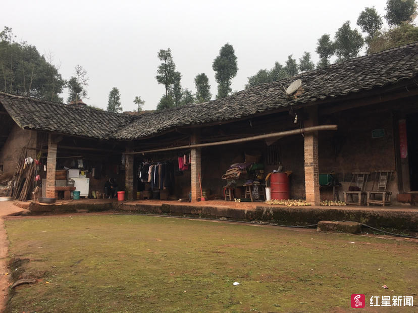 25岁女子豪气打赏主播200万,女子豪赏主播45万大叔