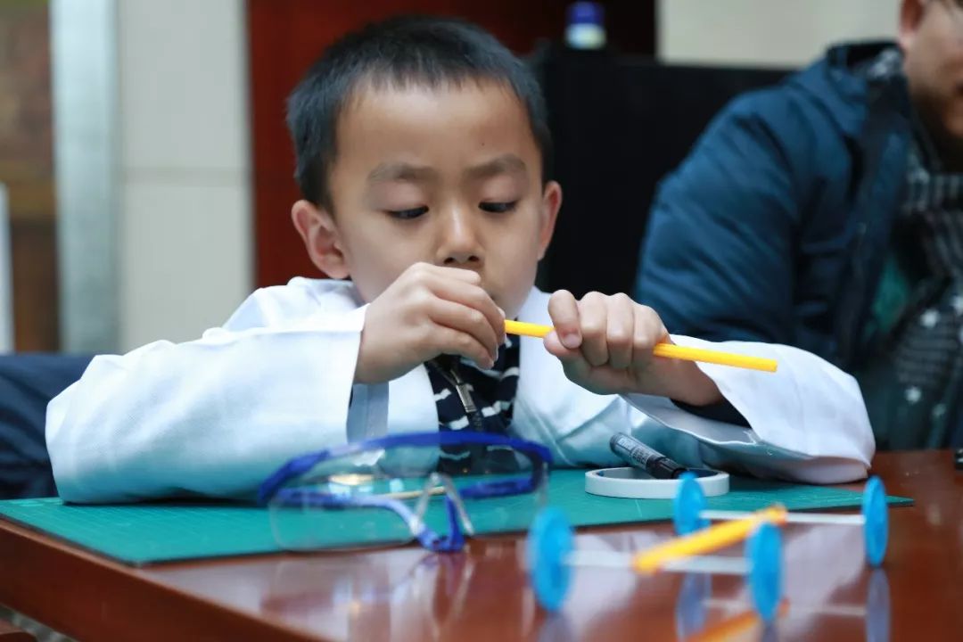 磁铁指南针是磁场产生的,磁场感应磁铁