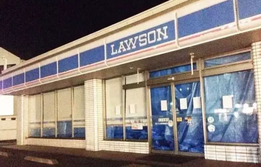 日本又曝饮食店卫生问题！员工把厨具放在裤裆上，这家店每个日本人都去吃过……