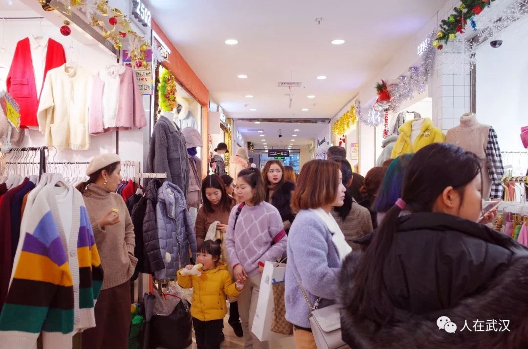 汉正街什么时候卖冬季清仓衣服,汉正街品牌大楼清仓甩卖现场