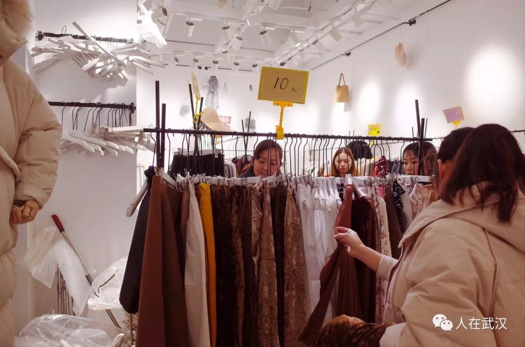 汉正街什么时候卖冬季清仓衣服,汉正街品牌大楼清仓甩卖现场