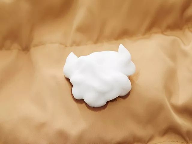 羽绒服脏了不用洗用它一喷就干净,不太脏的羽绒服怎么清理才干净呢