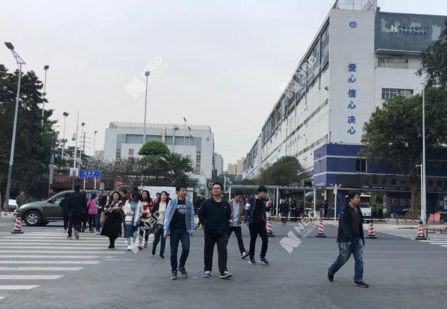 苹果减产冲击波下的富士康厂妹，想加班去做华为手机