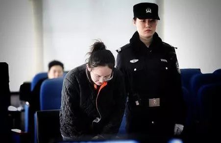 女主播网上代购、售卖“蓝精灵”受审！国外处方药切勿轻易找代购！