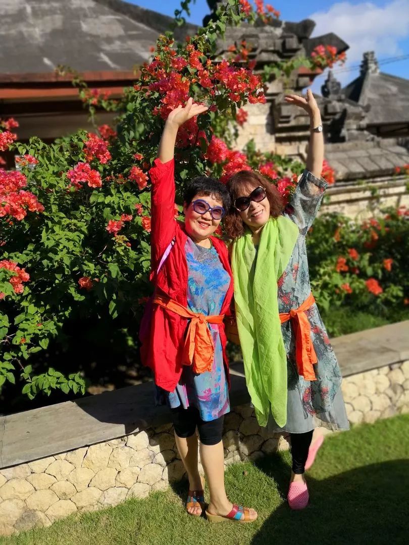 中国大妈外出旅游跨栏,大妈旅游动作