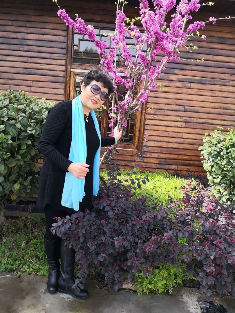 中国大妈外出旅游跨栏,大妈旅游动作