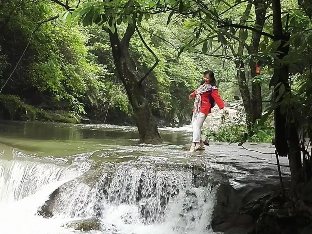 中国大妈外出旅游跨栏,大妈旅游动作