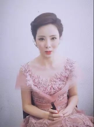 李思思春晚同款口红是什么,2019春晚李思思的口红