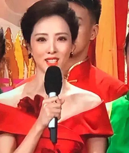 春晚李思思口红色号花絮,春晚李思思荧光口红