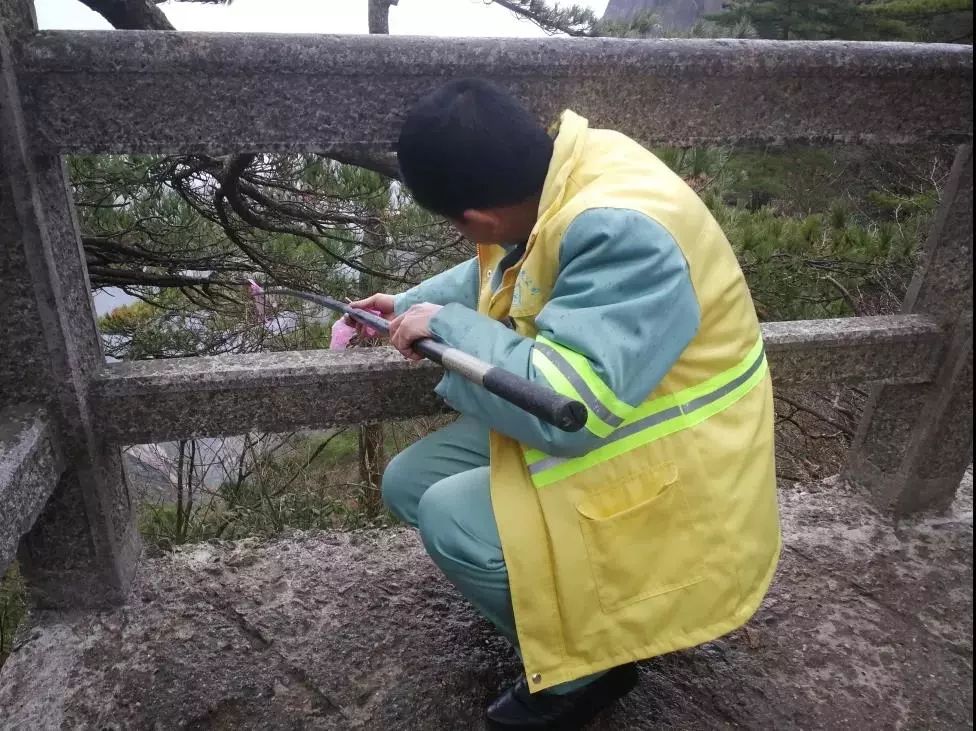 为了万家团圆他们坚守在第一线,他们的坚守换来千万家的团圆