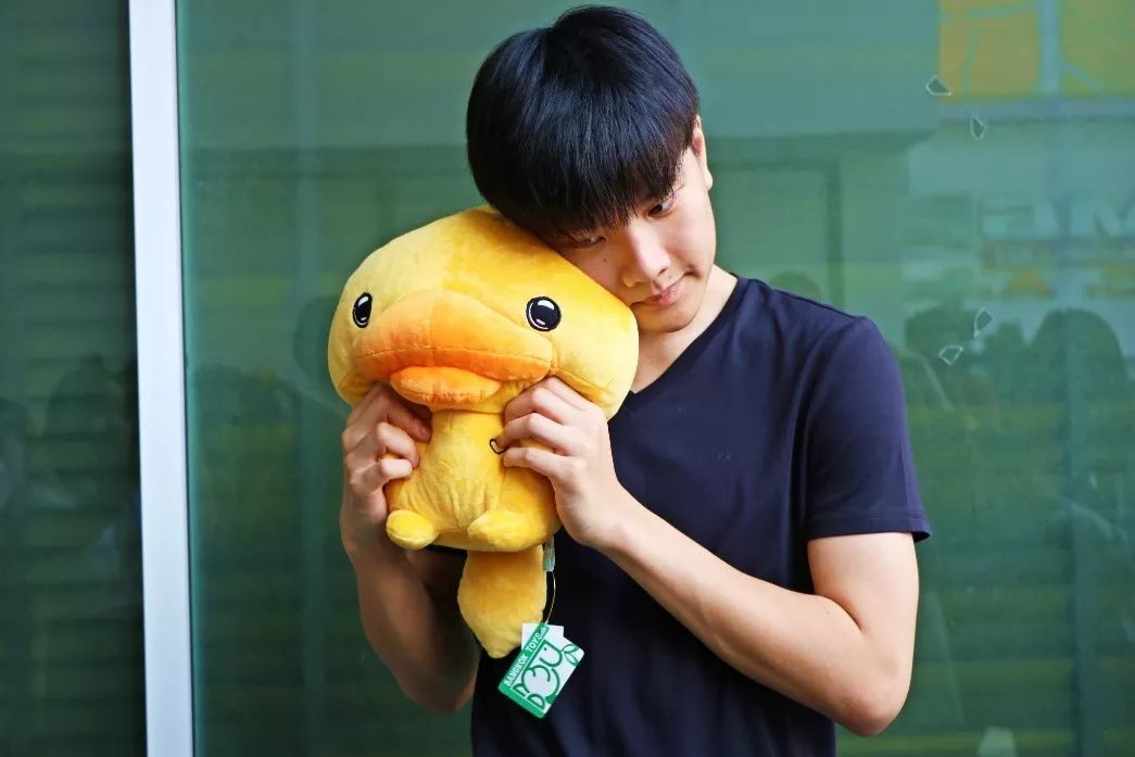 kris涓枃鍙戣█,kris绗竴娆¤繘鍩庡崠涓滆タ