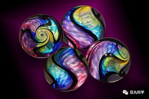 玻璃球里面的花纹是怎么回事,玻璃球中的花纹是如何印在里面的
