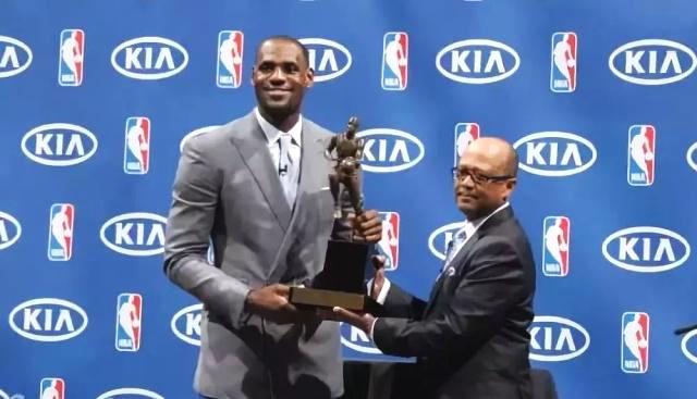 aj球鞋好还是乔丹篮球鞋好,aj还是yeezy穿着舒服