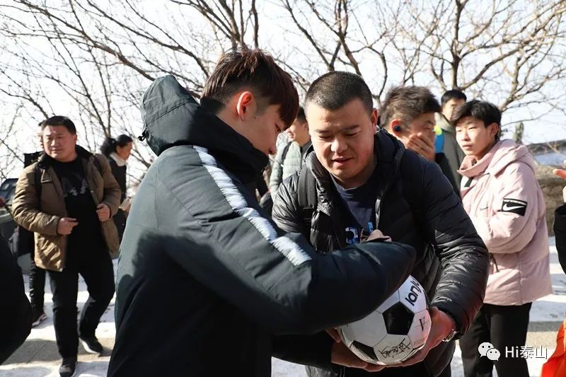 山东鲁能泰山众将登泰山祈福,鲁能登泰山祈福