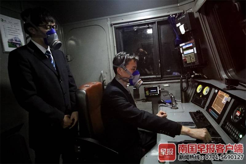 身居大山深处，戴着面具工作，焦柳铁路上有一群“推火车”的人